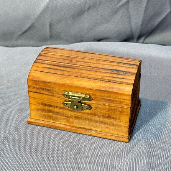 Vintage 4” Wood Latch Lock Box Trunk Treasure Chest Trinkets Jewelry Decorative - Picture 1 of 5